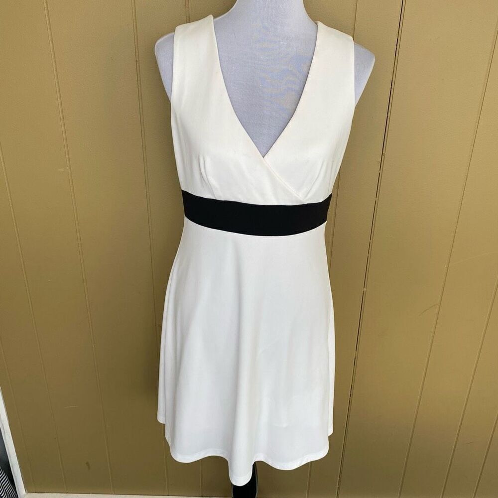 Moda International women 10 V-cut sleeveless lined midi dress black & white